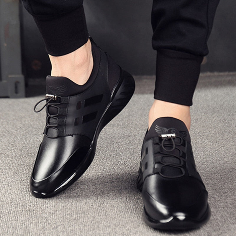 "Scarpe uomo ortopediche in cuoio nero, eleganti e comode, con supporto avanzato, viste lateralmente."