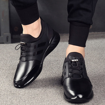 "Scarpe uomo ortopediche in cuoio nero, eleganti e comode, con supporto avanzato, viste lateralmente."