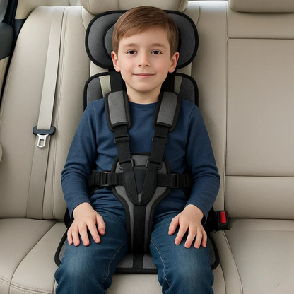 "Seggiolino auto per bambini portatile blu con design pieghevole, cinghie di sicurezza e imbottitura confortevole."