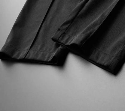 "Set abbigliamento uomo in cotone e lino, camicia elegante e pantaloni abbinati, stile raffinato e confortevole."