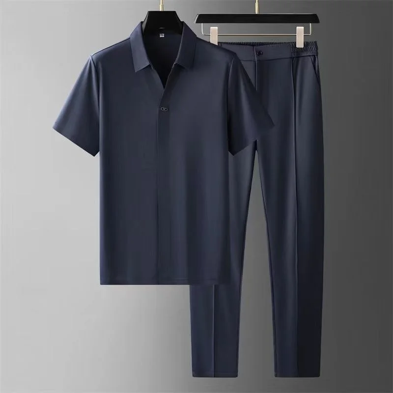 "Set abbigliamento uomo in cotone e lino, camicia elegante e pantaloni abbinati, stile raffinato e confortevole."