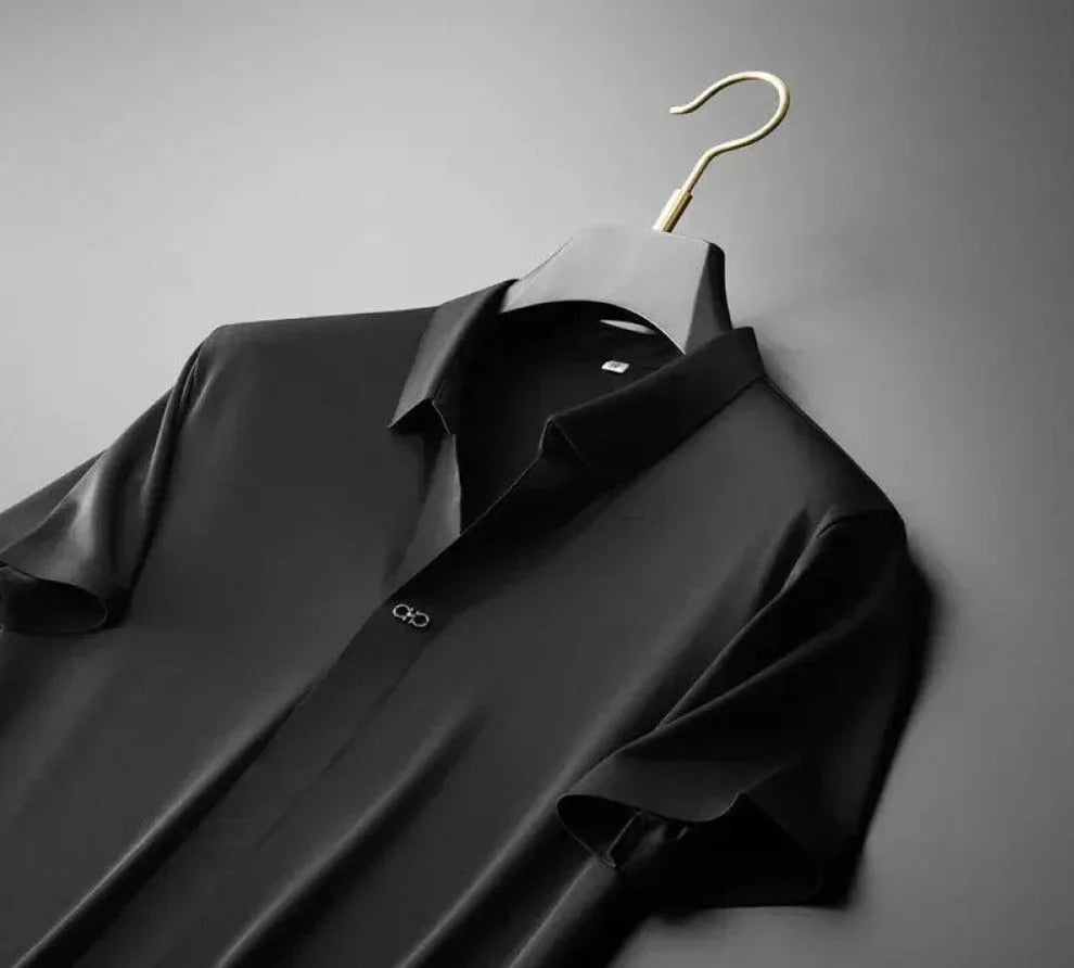 "Set abbigliamento uomo in cotone e lino, camicia elegante e pantaloni abbinati, stile raffinato e confortevole."