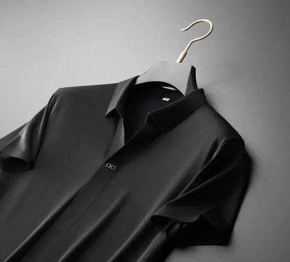 "Set abbigliamento uomo in cotone e lino, camicia elegante e pantaloni abbinati, stile raffinato e confortevole."