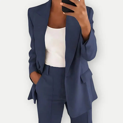 "Set completo blazer estivo donna elegante con revers stretti e pantaloni coordinati in tonalità pastello"