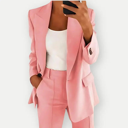 "Set completo blazer estivo donna elegante con revers stretti e pantaloni coordinati in tonalità pastello"