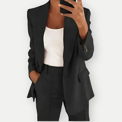 "Set completo blazer estivo donna elegante con revers stretti e pantaloni coordinati in tonalità pastello"