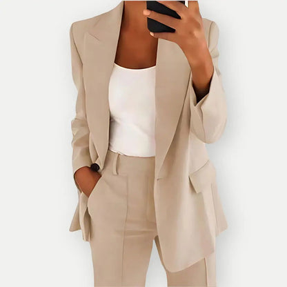 "Set completo blazer estivo donna elegante con revers stretti e pantaloni coordinati in tonalità pastello"