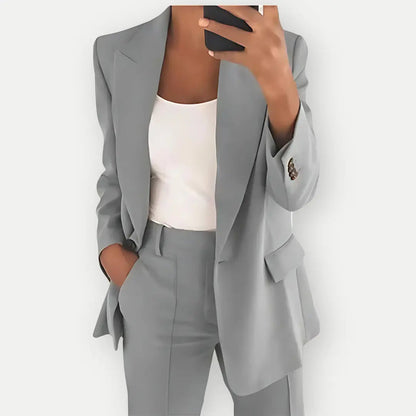 "Set completo blazer estivo donna elegante con revers stretti e pantaloni coordinati in tonalità pastello"