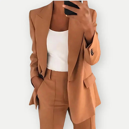 "Set completo blazer estivo donna elegante con revers stretti e pantaloni coordinati in tonalità pastello"