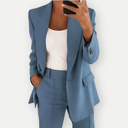 "Set completo blazer estivo donna elegante con revers stretti e pantaloni coordinati in tonalità pastello"