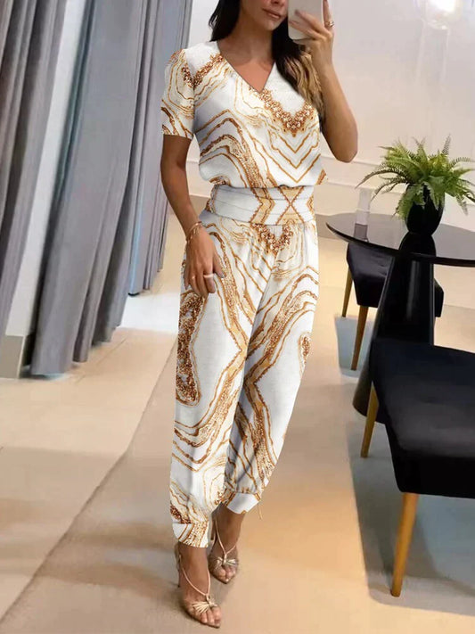 "Set donna con top maniche a sbuffo e pantaloni geometrici, design moderno e versatile, stile casual ed elegante."