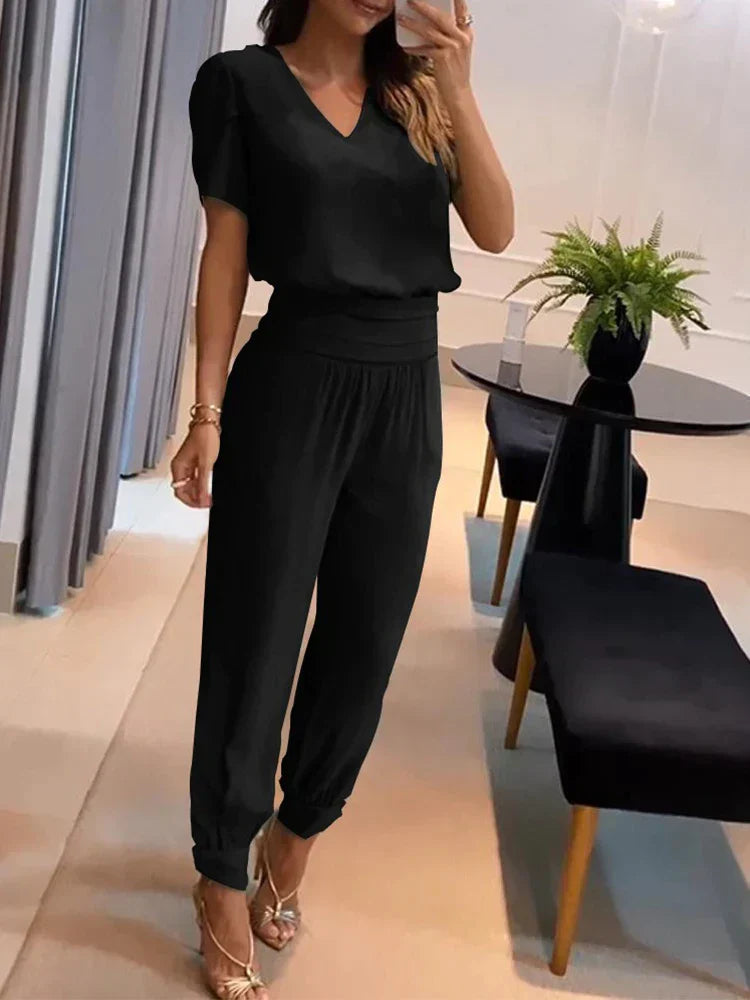 "Set donna con top maniche a sbuffo e pantaloni geometrici, design moderno e versatile, stile casual ed elegante."