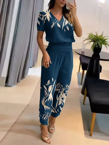 "Set donna con top maniche a sbuffo e pantaloni geometrici, design moderno e versatile, stile casual ed elegante."