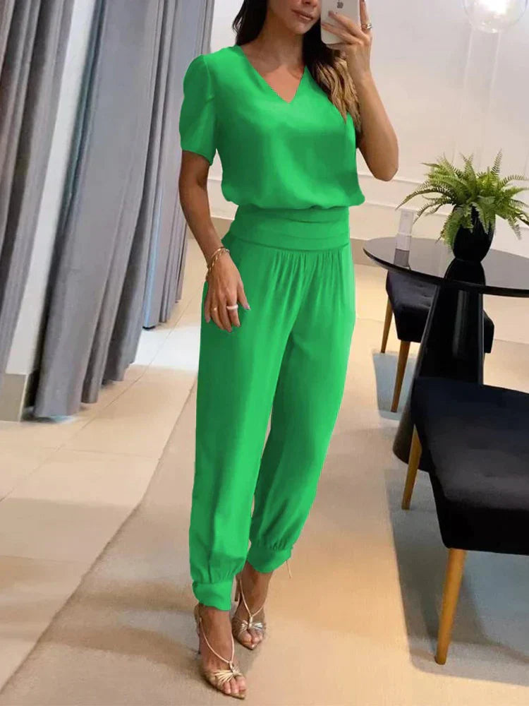 "Set donna con top maniche a sbuffo e pantaloni geometrici, design moderno e versatile, stile casual ed elegante."