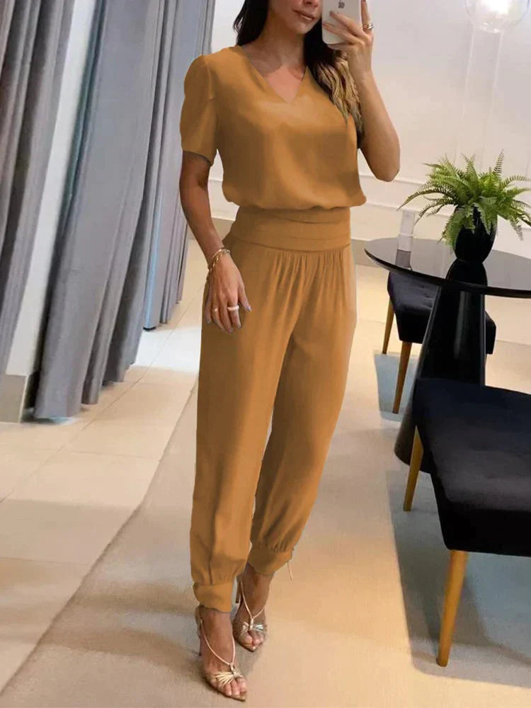 "Set donna con top maniche a sbuffo e pantaloni geometrici, design moderno e versatile, stile casual ed elegante."