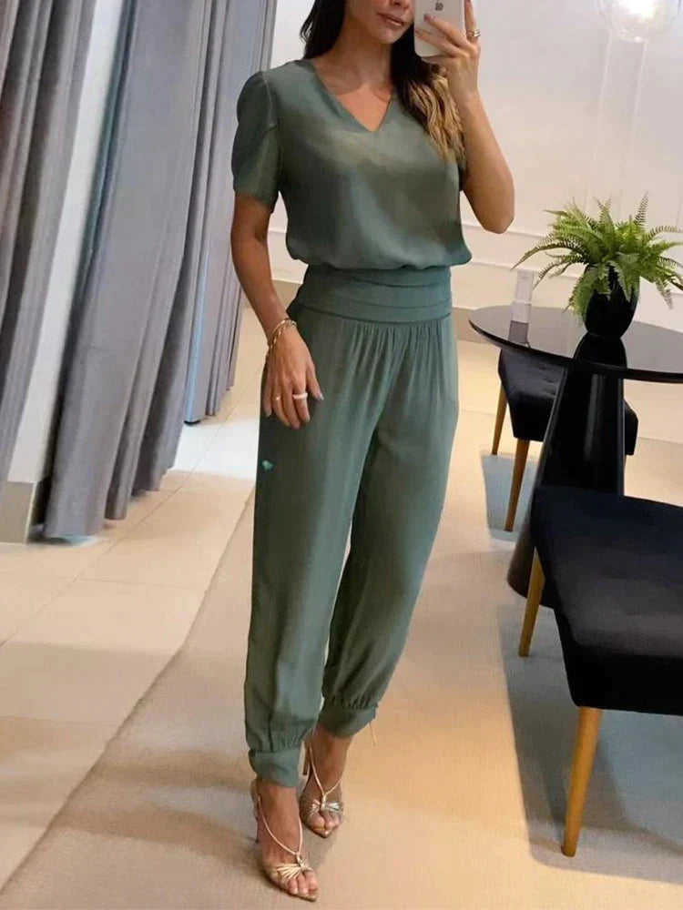 "Set donna con top maniche a sbuffo e pantaloni geometrici, design moderno e versatile, stile casual ed elegante."