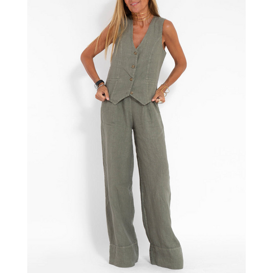 "Set donna due pezzi elegante in cotone morbido, linea pulita e dettagli raffinati, ideale per stile e comfort quotidiano."