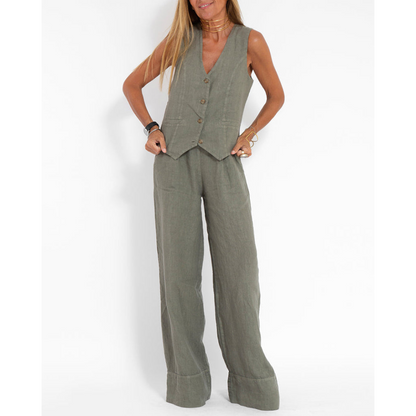 "Set donna due pezzi elegante in cotone morbido, linea pulita e dettagli raffinati, ideale per stile e comfort quotidiano."