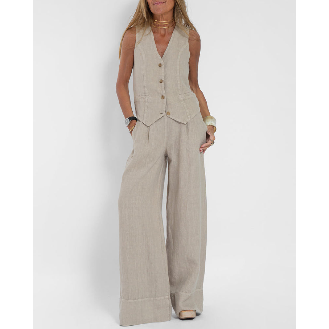 "Set donna due pezzi elegante in cotone morbido, linea pulita e dettagli raffinati, ideale per stile e comfort quotidiano."