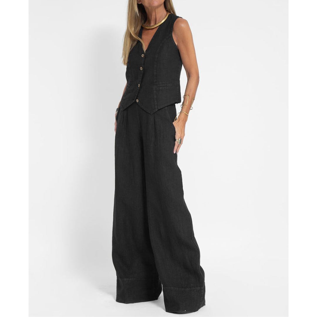 "Set donna due pezzi elegante in cotone morbido, linea pulita e dettagli raffinati, ideale per stile e comfort quotidiano."