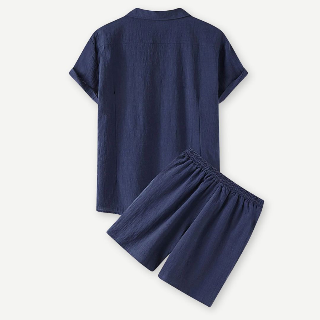 "Set estivo 2 pezzi uomo, lino bianco, design elegante, camicia e pantaloni, perfetto per giornate calde."