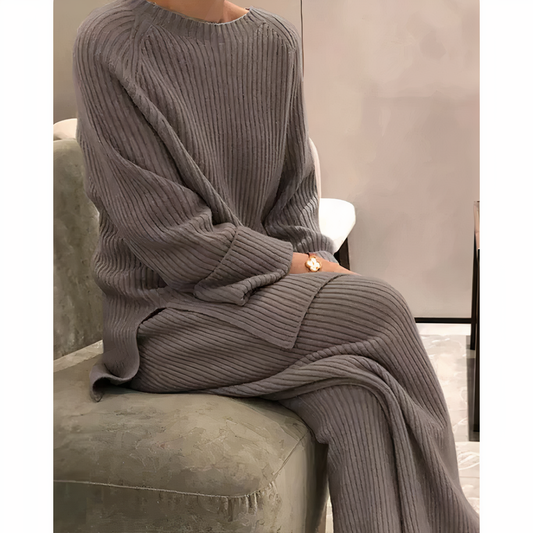 "Set maglione e pantaloni in maglia donna, look elegante invernale, design classico, colore neutro, materiali morbidi."
