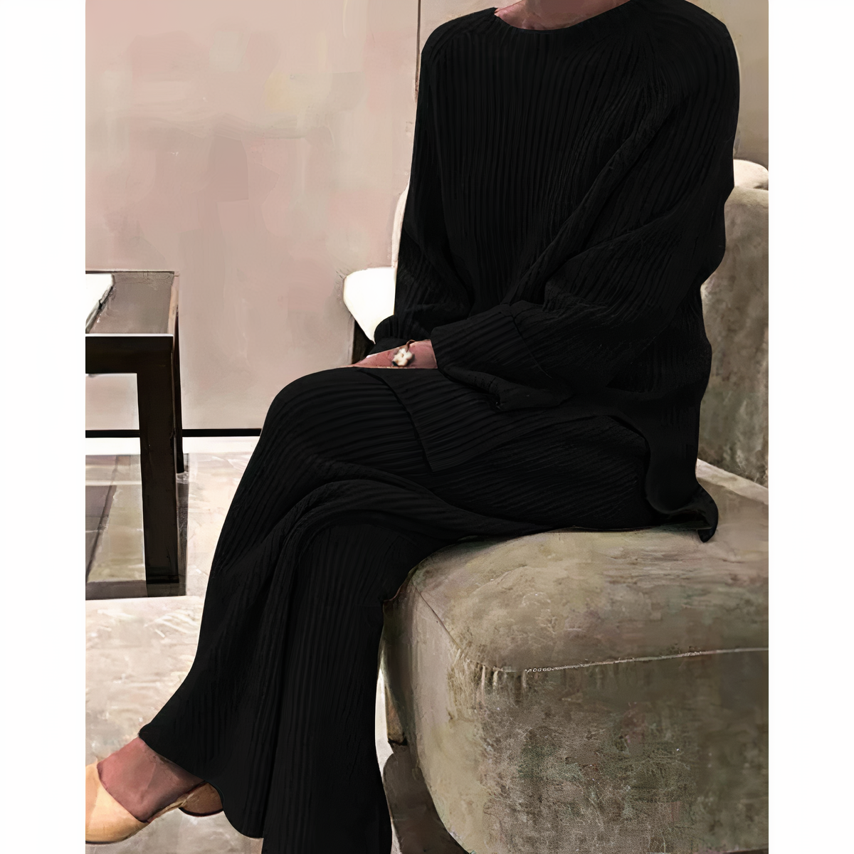 "Set maglione e pantaloni in maglia donna, look elegante invernale, design classico, colore neutro, materiali morbidi."