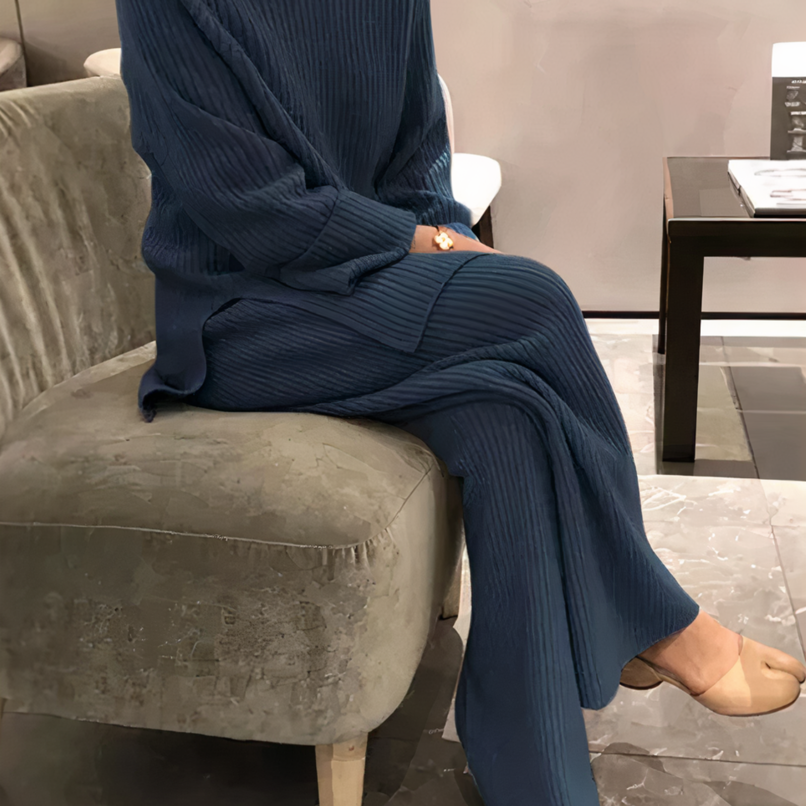 "Set maglione e pantaloni in maglia donna, look elegante invernale, design classico, colore neutro, materiali morbidi."