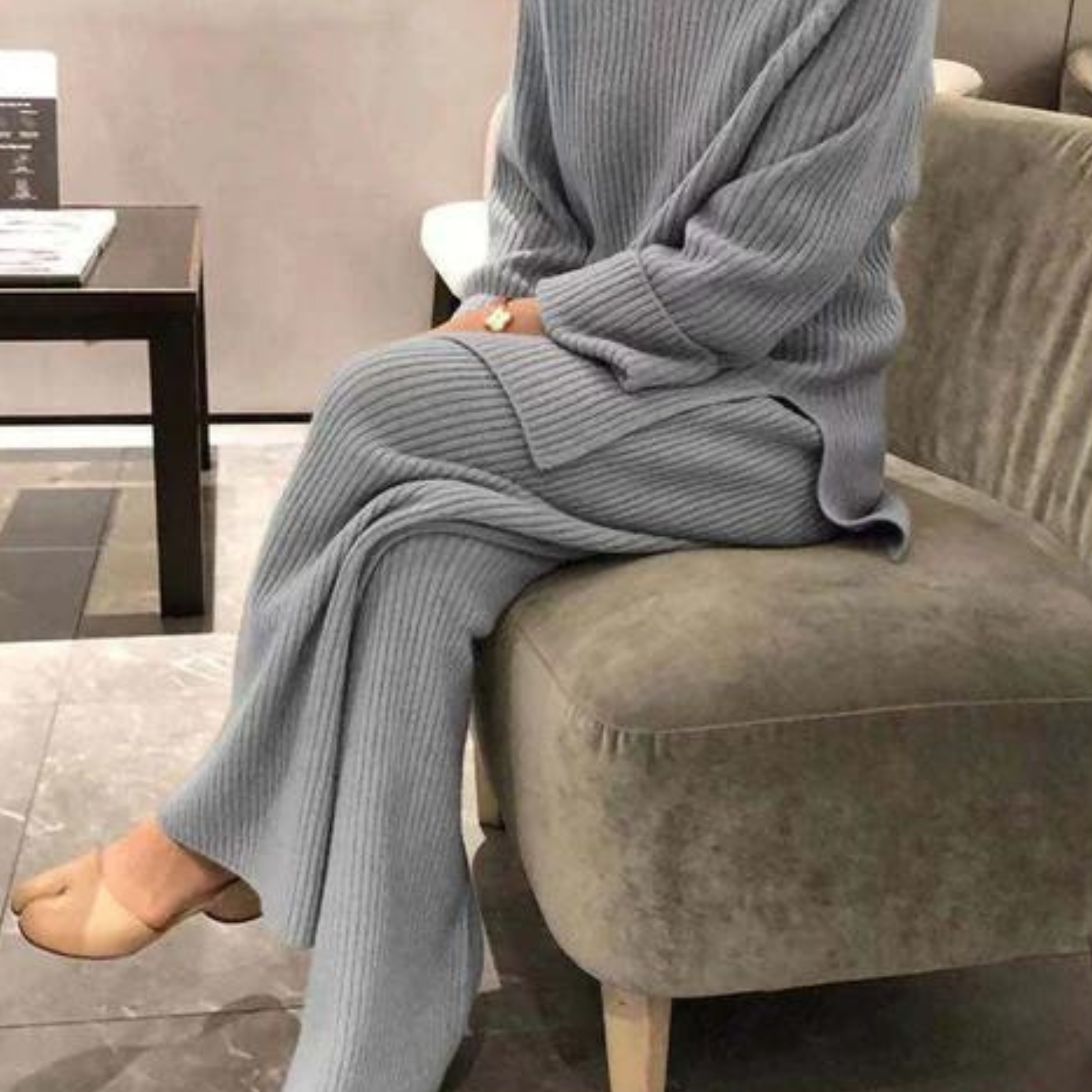 "Set maglione e pantaloni in maglia donna, look elegante invernale, design classico, colore neutro, materiali morbidi."