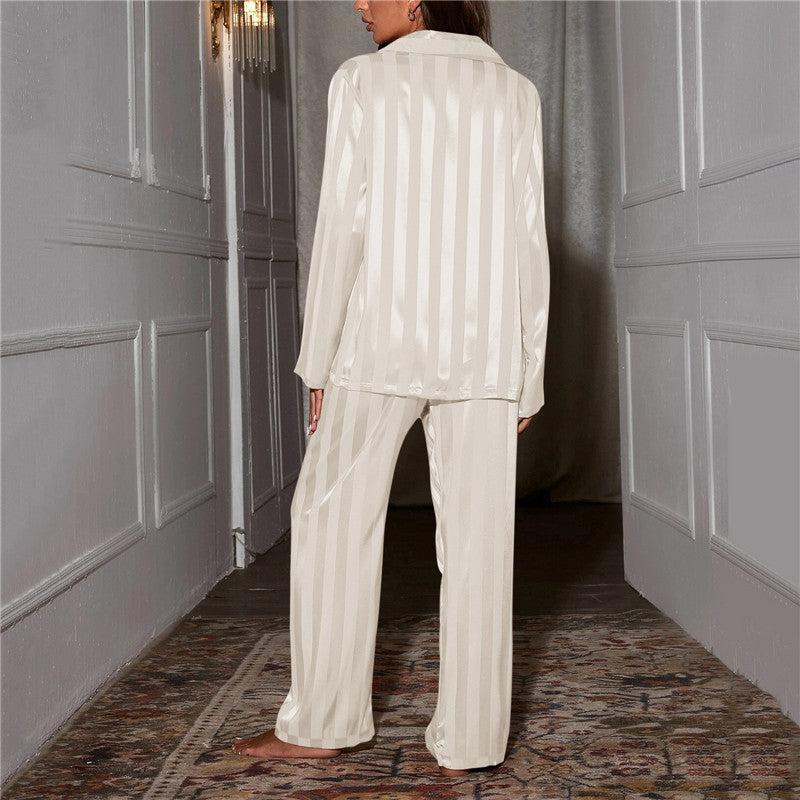 Set pigiama donna di lusso, colore pastello, tessuto morbido, elegante design a due pezzi per comfort e stile serale.