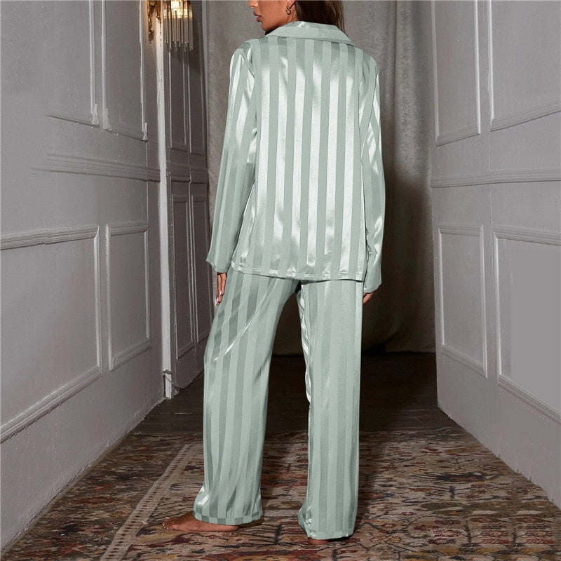 Set pigiama donna di lusso, colore pastello, tessuto morbido, elegante design a due pezzi per comfort e stile serale.