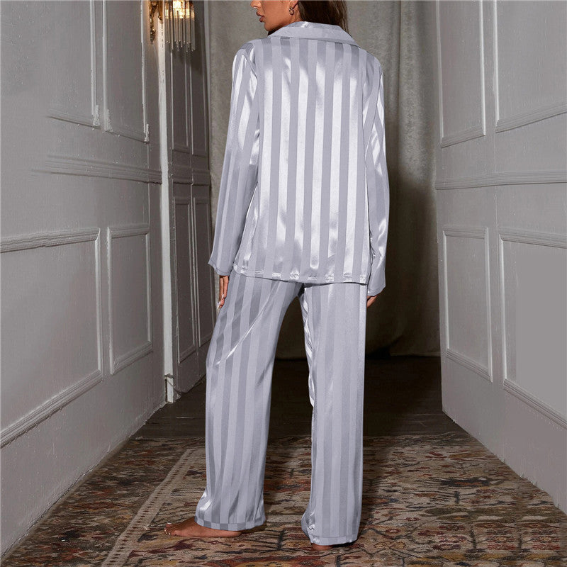 Set pigiama donna di lusso, colore pastello, tessuto morbido, elegante design a due pezzi per comfort e stile serale.