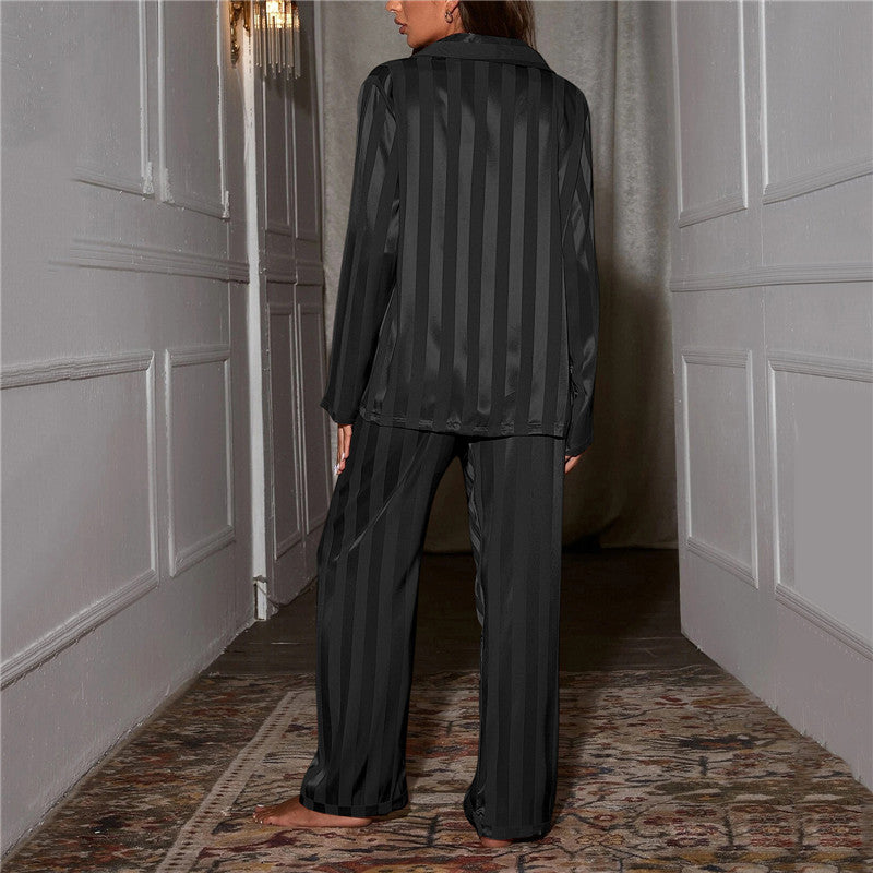 Set pigiama donna di lusso, colore pastello, tessuto morbido, elegante design a due pezzi per comfort e stile serale.