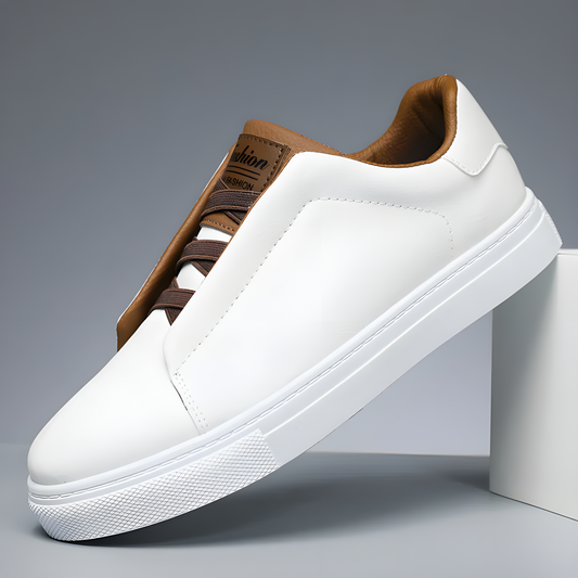 "Sneakers classiche uomo in pelle bianca, eleganti e versatili, perfette per ogni occasione con stile e comfort."