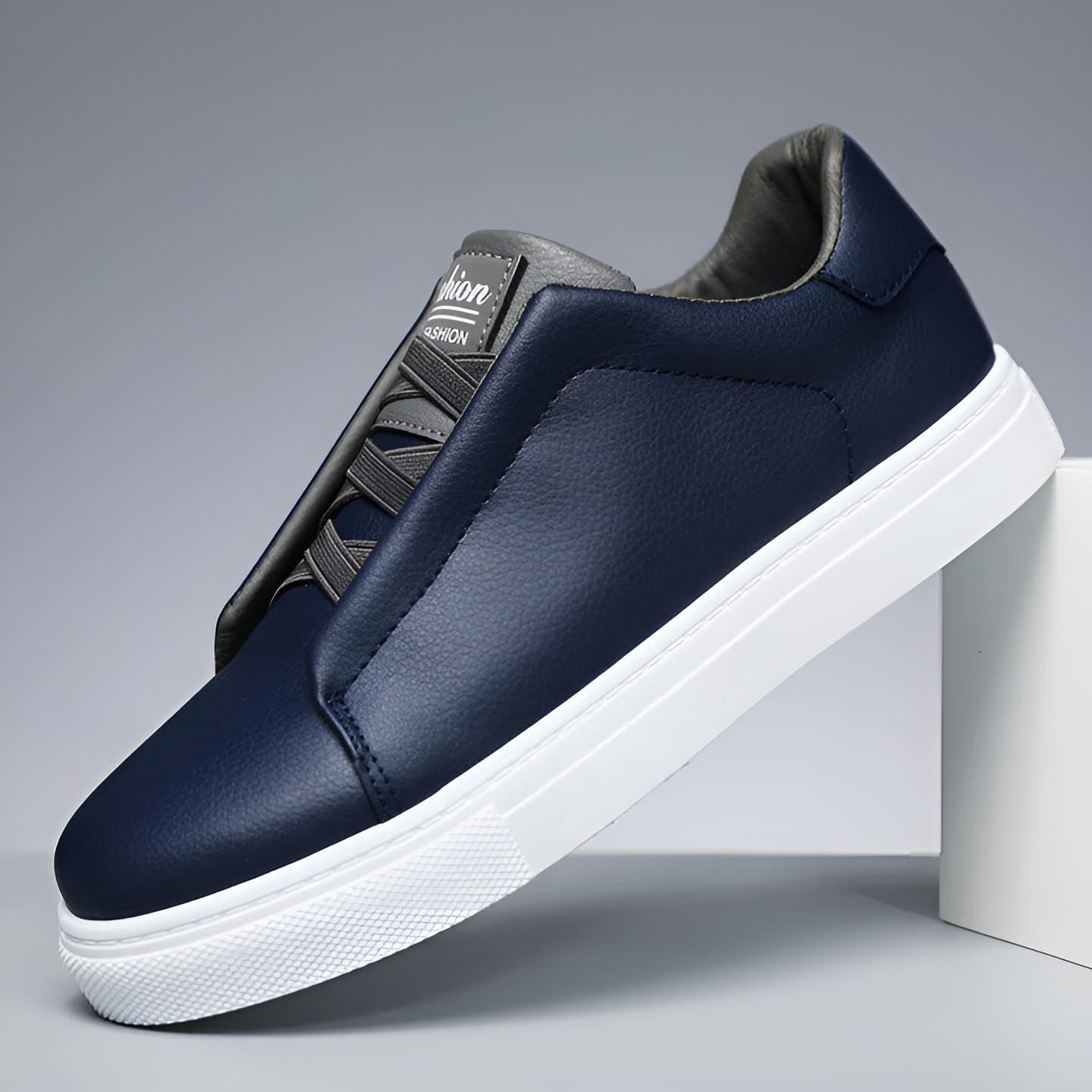 "Sneakers classiche uomo in pelle bianca, eleganti e versatili, perfette per ogni occasione con stile e comfort."