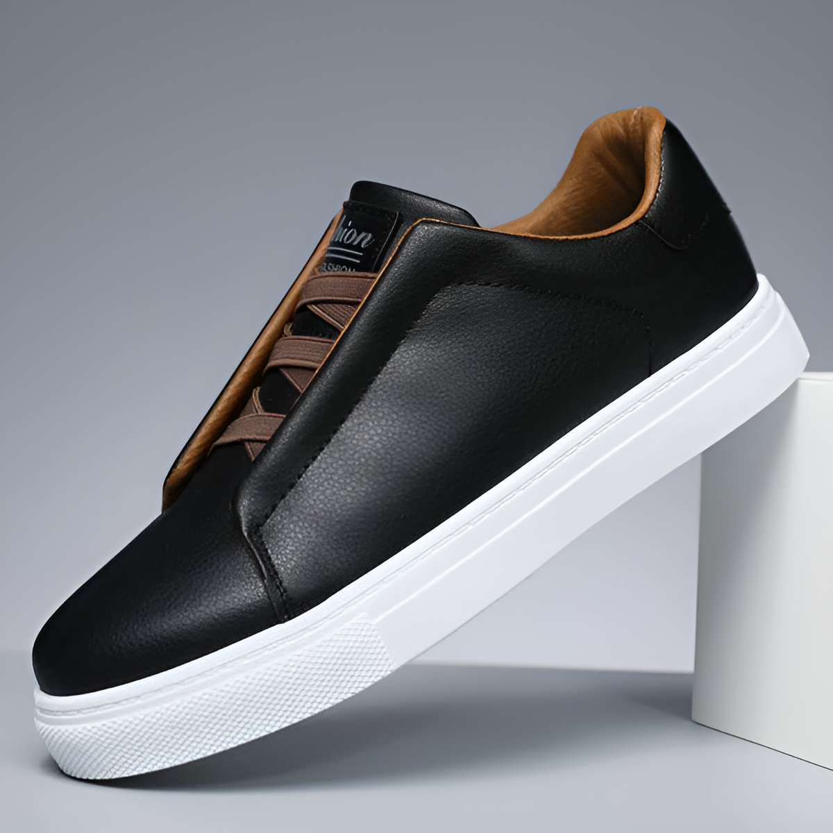 "Sneakers classiche uomo in pelle bianca, eleganti e versatili, perfette per ogni occasione con stile e comfort."