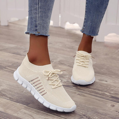 "Sneakers donna eleganti in mesh beige, traspiranti e leggere, con suola ammortizzante e design moderno per ogni occasione."