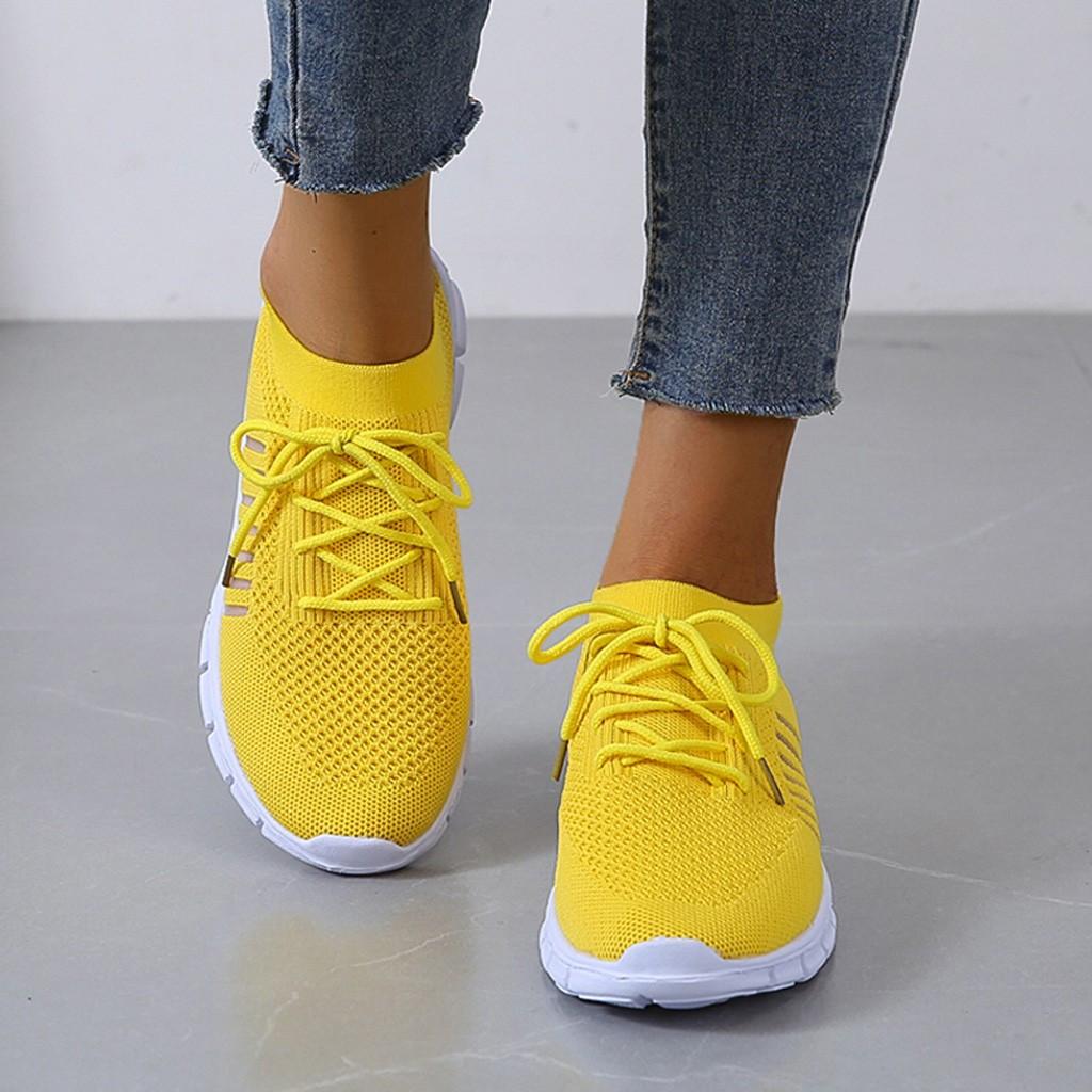 "Sneakers donna eleganti in mesh beige, traspiranti e leggere, con suola ammortizzante e design moderno per ogni occasione."