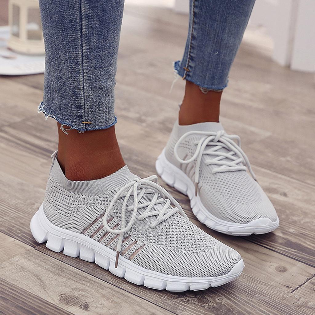 "Sneakers donna eleganti in mesh beige, traspiranti e leggere, con suola ammortizzante e design moderno per ogni occasione."