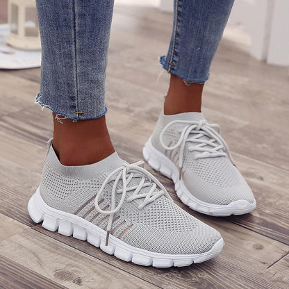 "Sneakers donna eleganti in mesh beige, traspiranti e leggere, con suola ammortizzante e design moderno per ogni occasione."