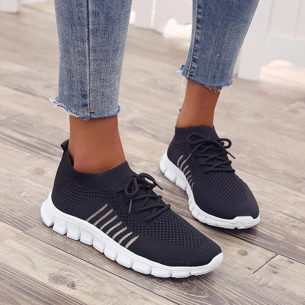 "Sneakers donna eleganti in mesh beige, traspiranti e leggere, con suola ammortizzante e design moderno per ogni occasione."