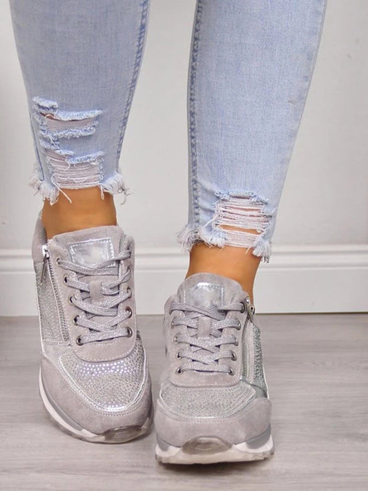 "Sneakers donna ortopediche eleganti, colore chiaro, con design chic e supporto avanzato, perfette per comfort quotidiano."