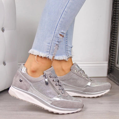 "Sneakers donna ortopediche eleganti, colore chiaro, con design chic e supporto avanzato, perfette per comfort quotidiano."