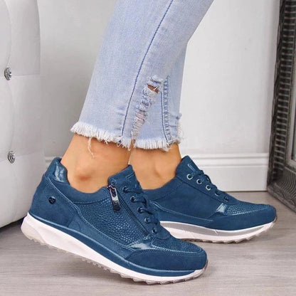 "Sneakers donna ortopediche eleganti, colore chiaro, con design chic e supporto avanzato, perfette per comfort quotidiano."
