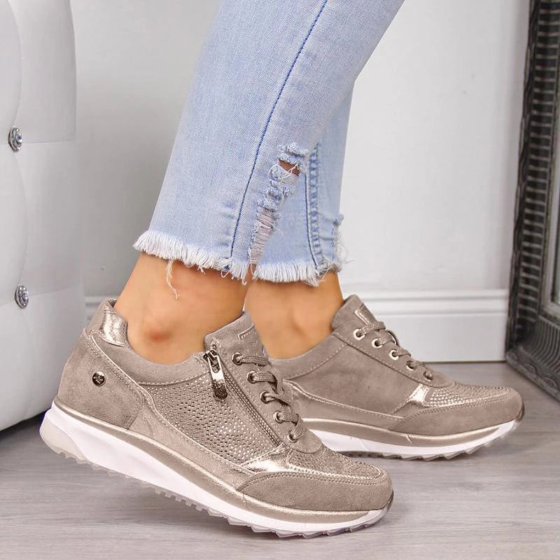 "Sneakers donna ortopediche eleganti, colore chiaro, con design chic e supporto avanzato, perfette per comfort quotidiano."