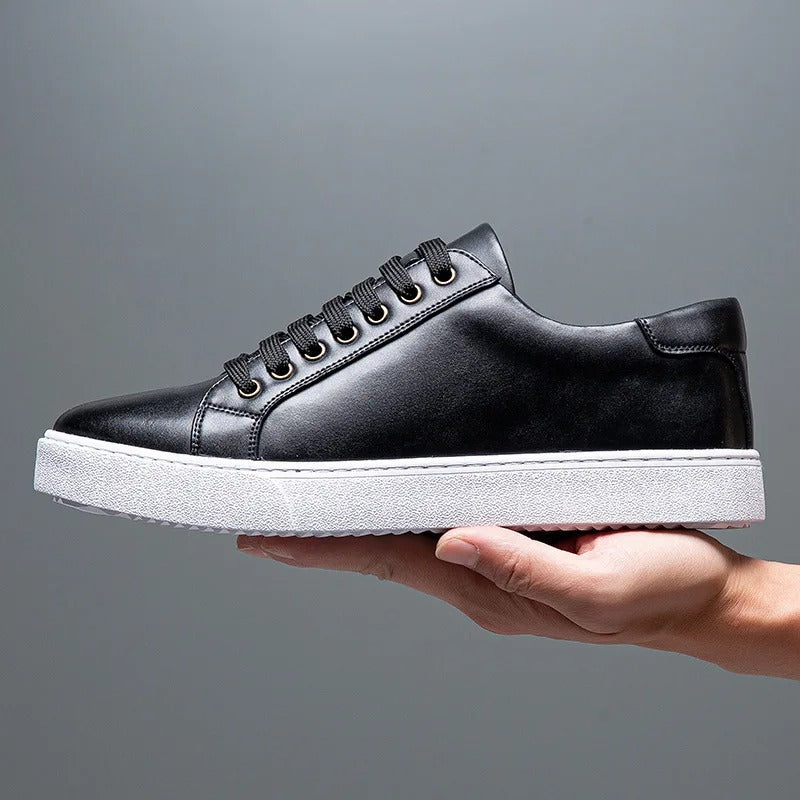 Sneakers eleganti in pelle da uomo, colore marrone, design sobrio, suola bianca, perfette per look casual e semi-formali.
