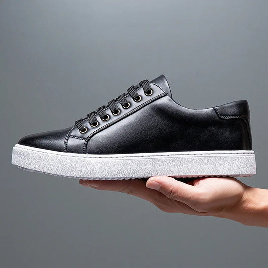 Sneakers eleganti in pelle da uomo, colore marrone, design sobrio, suola bianca, perfette per look casual e semi-formali.