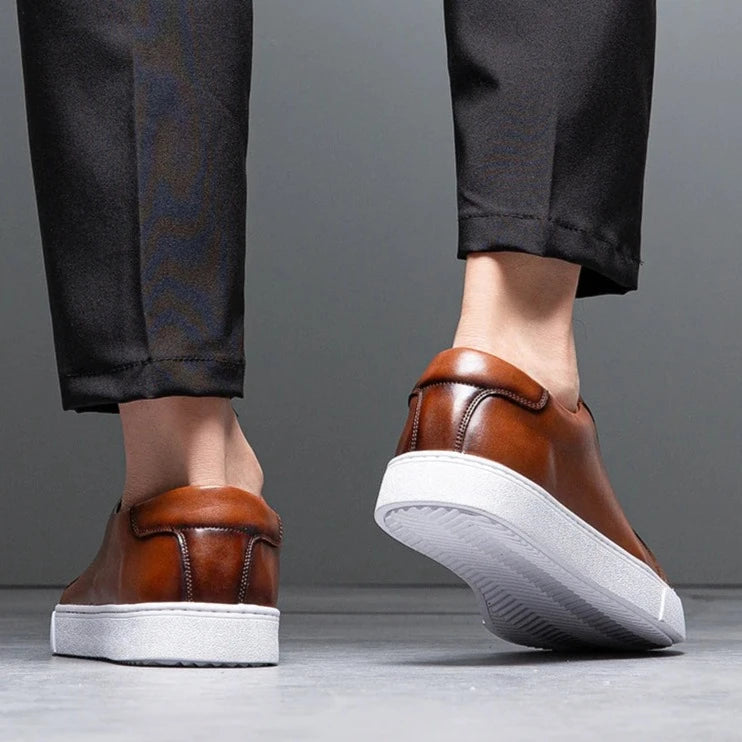 Sneakers eleganti in pelle da uomo, colore marrone, design sobrio, suola bianca, perfette per look casual e semi-formali.