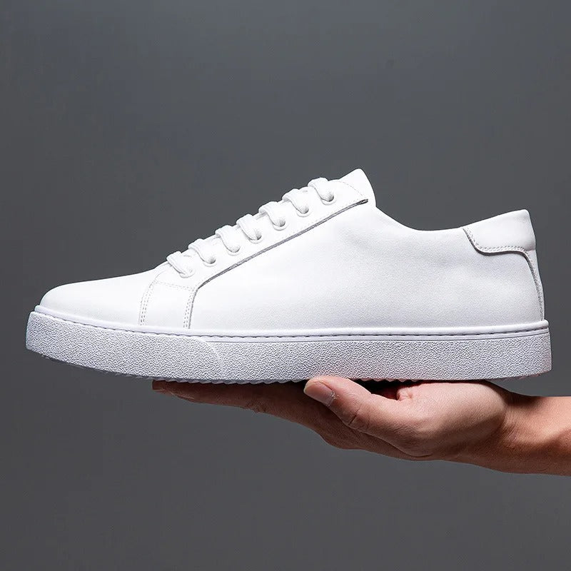 Sneakers eleganti in pelle da uomo, colore marrone, design sobrio, suola bianca, perfette per look casual e semi-formali.