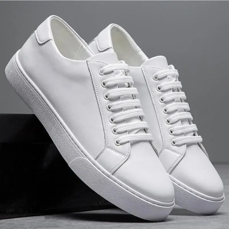 Sneakers eleganti in pelle da uomo, colore marrone, design sobrio, suola bianca, perfette per look casual e semi-formali.